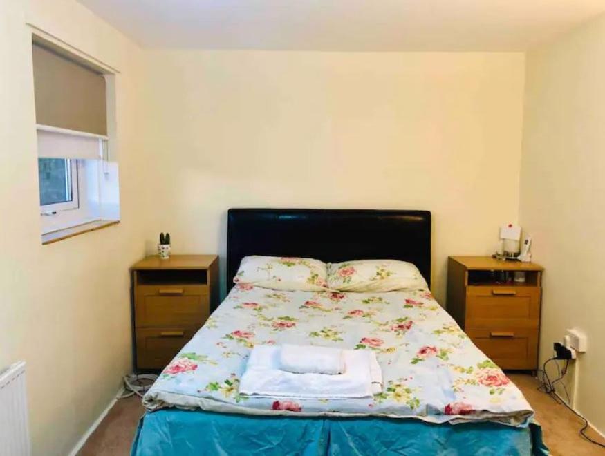 Private Room 4-5 Minutes Drive To Luton Airport Exterior photo